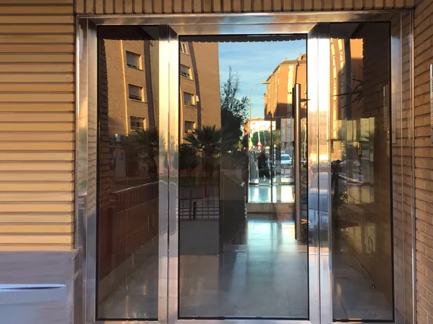 Puerta de acero inoxidable para comunidades de vecinos